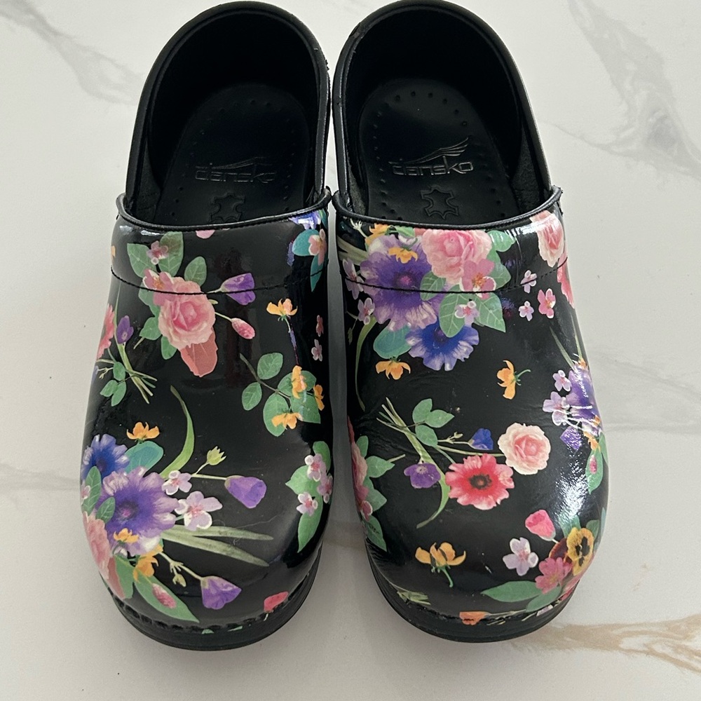 Dansko Black Multicolor Floral Garden Print Patent Leather Clogs Size 36 6